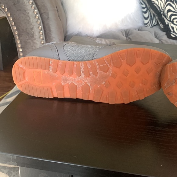 Women Levi’s tennis shoe size 8.5 fits like a 8 - Picture 10 of 10